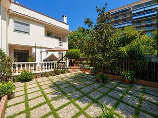 Casa a schiera in Calle velilla de ebro 1. Venta de adosado en la jota, zaragoza