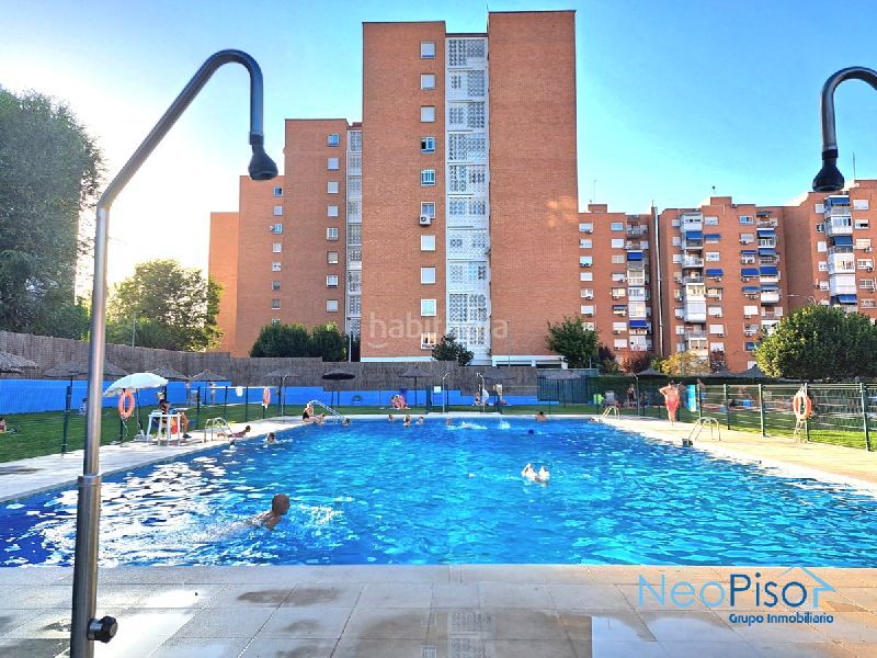 Foto ec6a74db-b8ee-44c8-b4ad-dc5878d4a979. Pis amb piscina a Parque Mayor Alcorcón