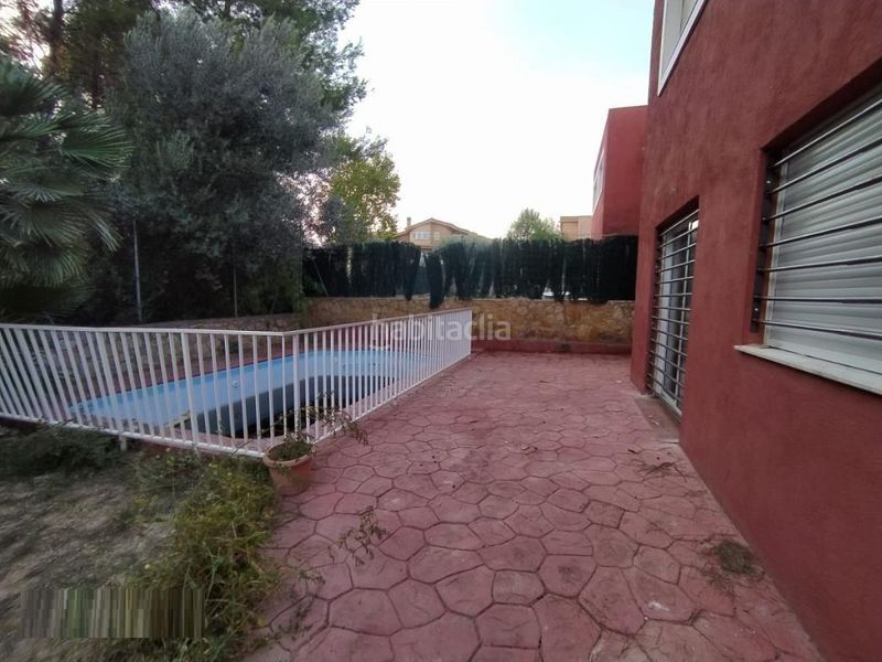 Foto 2be6710f-9db5-4ef5-98ce-c5e1eb3620ff. Casa adossada amb aparcament piscina a La Loma Chiva
