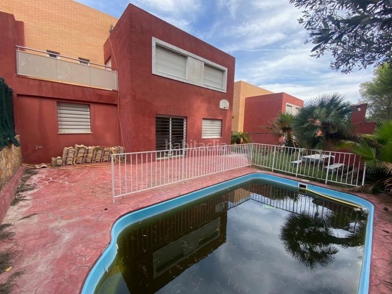 Foto 5a55ed5e-3102-460a-aaaf-3b84b9ce094c. Casa adossada amb aparcament piscina a La Loma Chiva