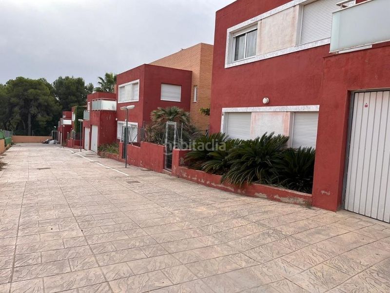 Foto 86f34706-0ec1-4977-b6a8-4bb3cda44fc2. Casa adossada amb aparcament piscina a La Loma Chiva