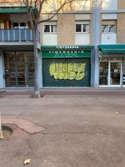 Lloguer Local Comercial a Carrer de menorca 100. Local muy bien situado, ideal negocio