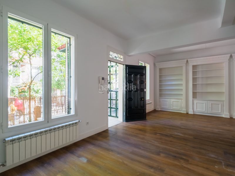 Foto 4d9e6d06-ff83-4520-8f58-78bdbb597646. Casa aparellada amb calefacció a El Viso Madrid