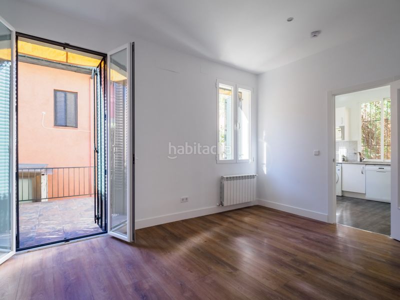 Foto 85d47711-c332-4e46-bc87-38e8e802f46a. Casa aparellada amb calefacció a El Viso Madrid