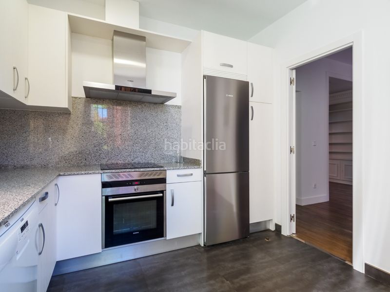 Foto b2596124-6183-409b-a369-8399040343ca. Casa aparellada amb calefacció a El Viso Madrid