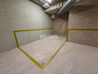 Aparcament cotxe  Eiximenis. Plaza de parking