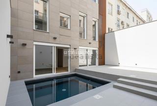 Dplex  Roger de flor. Planta baja con terraza y piscina