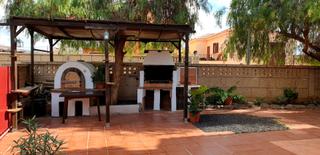 Casa  Calle jangada. Encantadora vivienda de dos plantas en esquina con gran jardín.