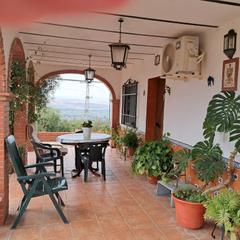 Xalet a Almodóvar del Río. Parcela de 7500 m2 con casa, piscina, huerto y olivos no hipotec