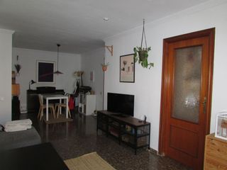 Piso  Calle jacomart. Piso con 3 habitaciones con ascensor y aire acondicionado