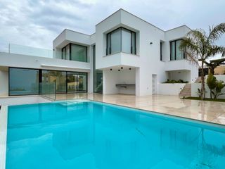 Casa en Calle camelias. Encantadora villa lista para entrar a vivir