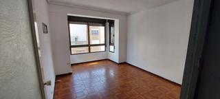 Pis a Plaza Illes Columbretes. Piso en el centro 4º s/a para invertir