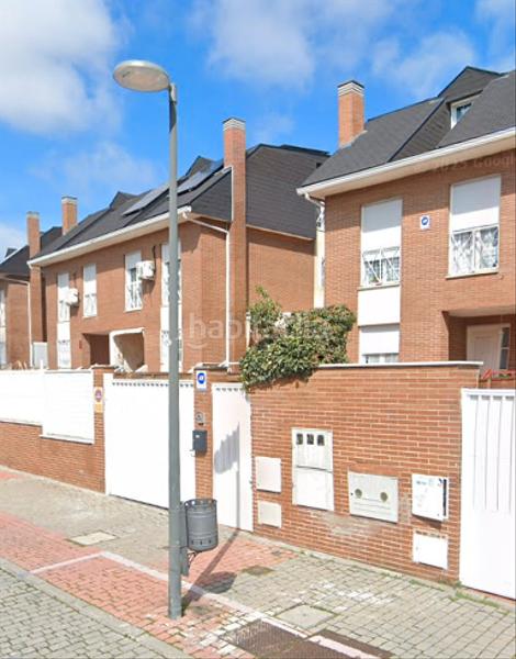 Foto 4356586f-5b96-4b0e-a1a9-ac7c8f277bf1. Casa aparellada a calle géminis 45 a Parla este Parla