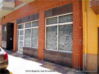 Locale commerciale in Calle la marina 41. Local comercial de 111.40m2,