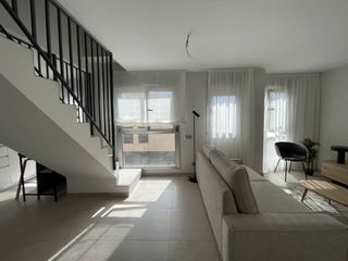 Zweist�ckige Wohnung en Calle veintinueve de abril 41. Duplex en venta en puerto canteras35007