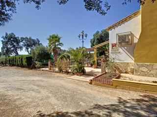 Maison en Adamuz. Finca rstica hipotecable con casa, piscina y zona deportiva a s