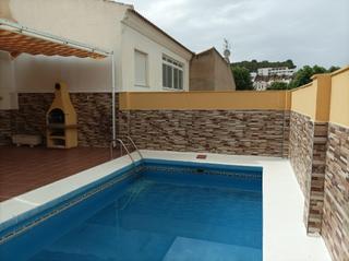 Casa a Villanueva del Trabuco. Casa con terraza y piscina privada en pleno centro de villanueva