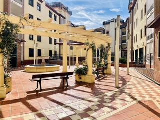 Location Appartement à Ciudad Jardín - Zoco. Piso sin amueblar con piscina, garaje y trastero  calidad de vid