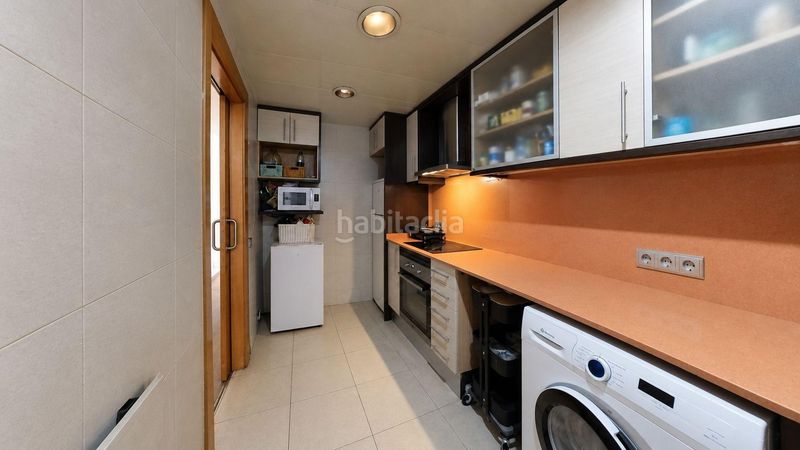 Foto bc261473-e1bc-4a8c-981b-eea2b354c6ca. Casa adosada chalet pareado en venta. en Canovelles