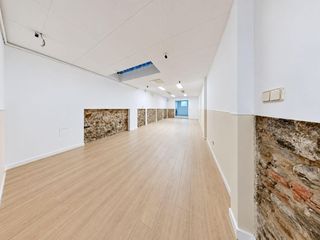 Alquiler Local Comercial en Centre. Local comercial con encanto y patio privado