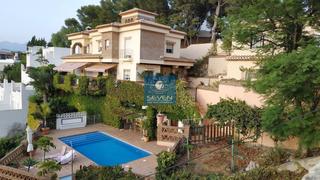 Chalet à Cuesta de los pinos 29. Villa en venta en urb. los pinos, 5 dormitorios.
