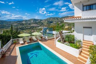 Chalet en Calle lanzarote. Villa en venta en cabria, 4 dormitorios.