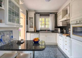 Casa  Carrer mongat. Casa independiente con 6 habitaciones y 4 baños en ágora park –