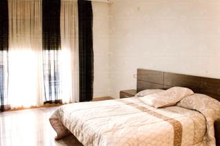 Chalet  Carrer roger de flor. Casa familiar con garaje para cuatro coches y terrazas soleadas