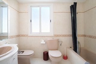 Casa in Calella. Casa con ascensor, terraza y estudio independiente en el centro