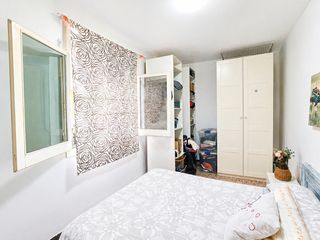 Pis  Carrer josep carner. Piso de 130 m² con gran balcón y tres habitaciones dobles