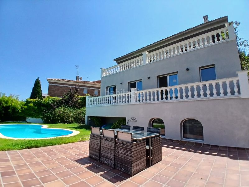 Foto 694a3883-e3b4-428d-8945-8f491013fa84. Reihenhaus mit kamin heizung parking pool in Calella