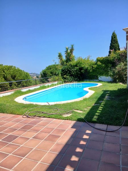 Foto 8cf3abc0-7590-4c49-a419-5ad7f17f5be5. Reihenhaus mit kamin heizung parking pool in Calella