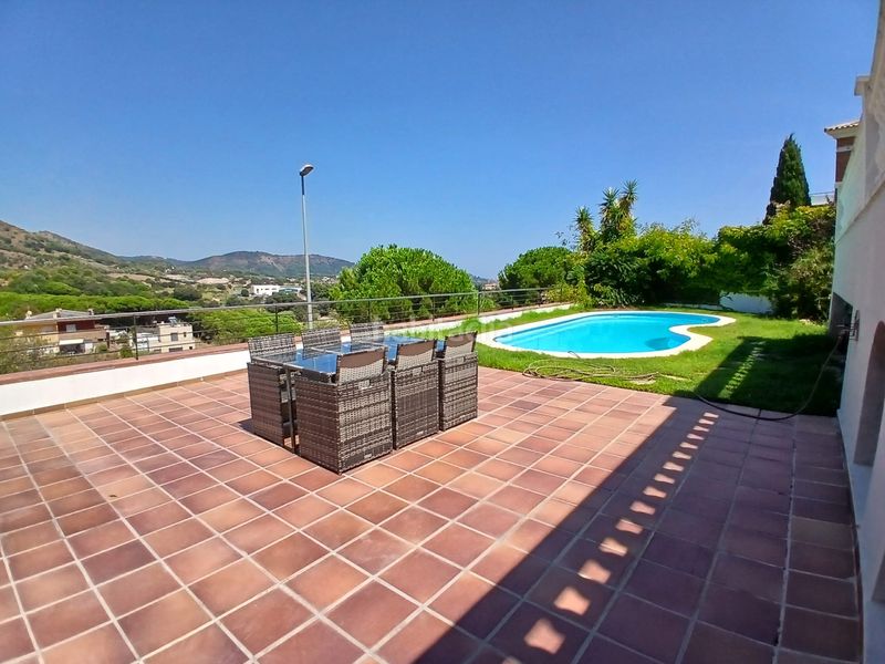 Foto ad4984b6-121b-4b59-8b78-1531292b5bef. Reihenhaus mit kamin heizung parking pool in Calella