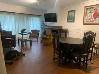Casa en Calella. Vivienda de 240 m² con jardín, 5 habitaciones y un amplio espaci