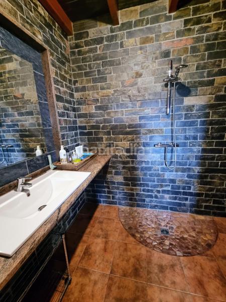 Foto 0487e510-87ce-49eb-b674-9f0e4cb1ca85. Casa amb calefacció aparcament piscina a Flores de Sil - La Placa Ponferrada