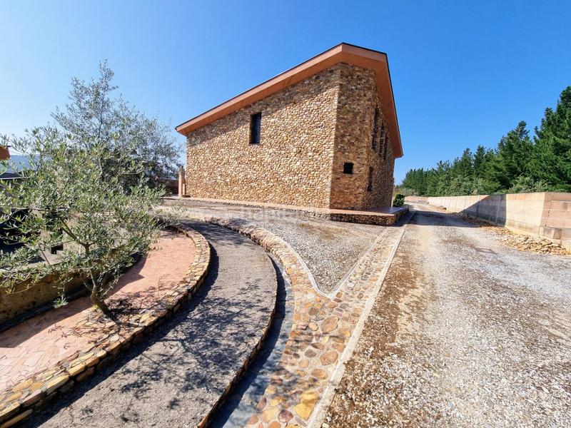 Foto 8fa5e89a-0ae8-4f6a-9366-6cd31a082b4d. Casa amb calefacció aparcament piscina a Flores de Sil - La Placa Ponferrada