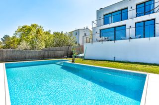 Casa en Canyelles. Increíble villa moderna con ventanales grandes y espectaculares