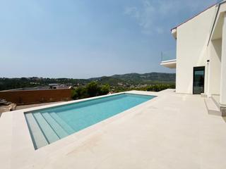 Xalet a Canyelles. Villa moderna de nueva construcción con piscina y posibilidad de