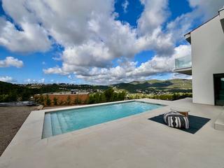 Chalet à Canyelles. Villa moderna de nueva construcción con piscina y posibilidad de