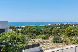 Chalet in L´Aragai. Espectacular villa moderna con piscina, terreno plano y vistas a