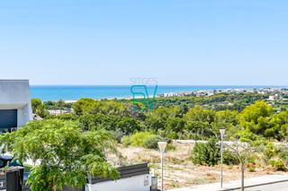 Chalet à L´Aragai. Estupenda villa moderna con piscina y vistas al mar!