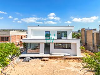 Chalet dans LAragai. Estupenda villa moderna con piscina y vistas al mar!