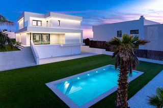 Chalet in Can Girona - Terramar - Vinyet. Villa a estrenar con vistas al mar