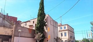 Casa adosada  Carrer del castell. Casa adosada con 6 habitaciones con parking