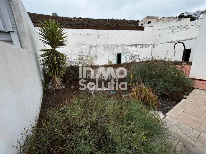 Foto 06fbd9d9-f851-47e5-8290-e3ccc58ce896. Casa bifamiliare con parcheggio in Tinajo