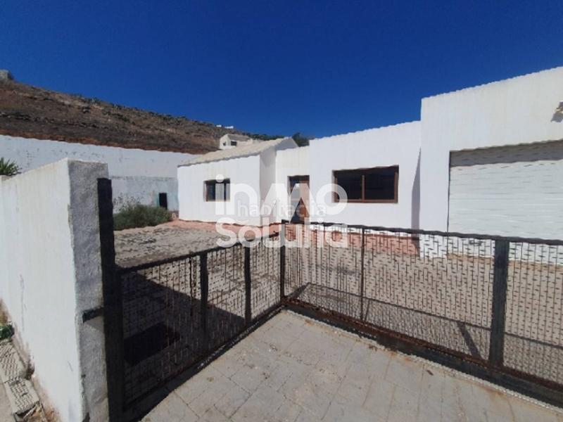 Foto 1d4d733a-2f67-475e-b05c-f900661c2e6f. Casa bifamiliare con parcheggio in Tinajo
