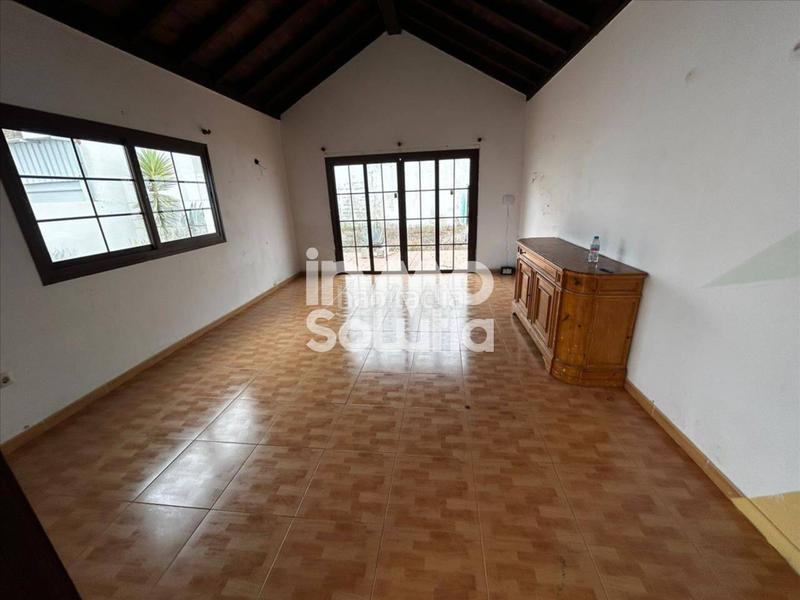 Foto 39ffc580-47c0-43ba-af16-eb3c05b359ed. Casa bifamiliare con parcheggio in Tinajo