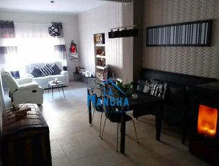 Casa a Madrigueras. Inmobiliaria la mancha vende casa centrica en madrigueras