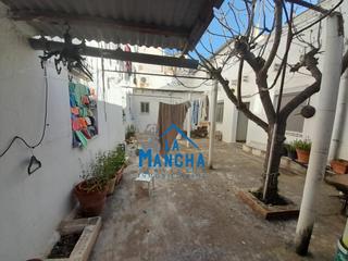 Casa en San Pedro. Inmobiliaria la mancha vende casa de dos plantas en zona pedro l