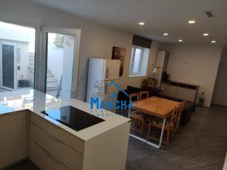 Casa  Calle luis herreros. Inmobiliaria la mancha vende preciosa casa reformada y apartamen